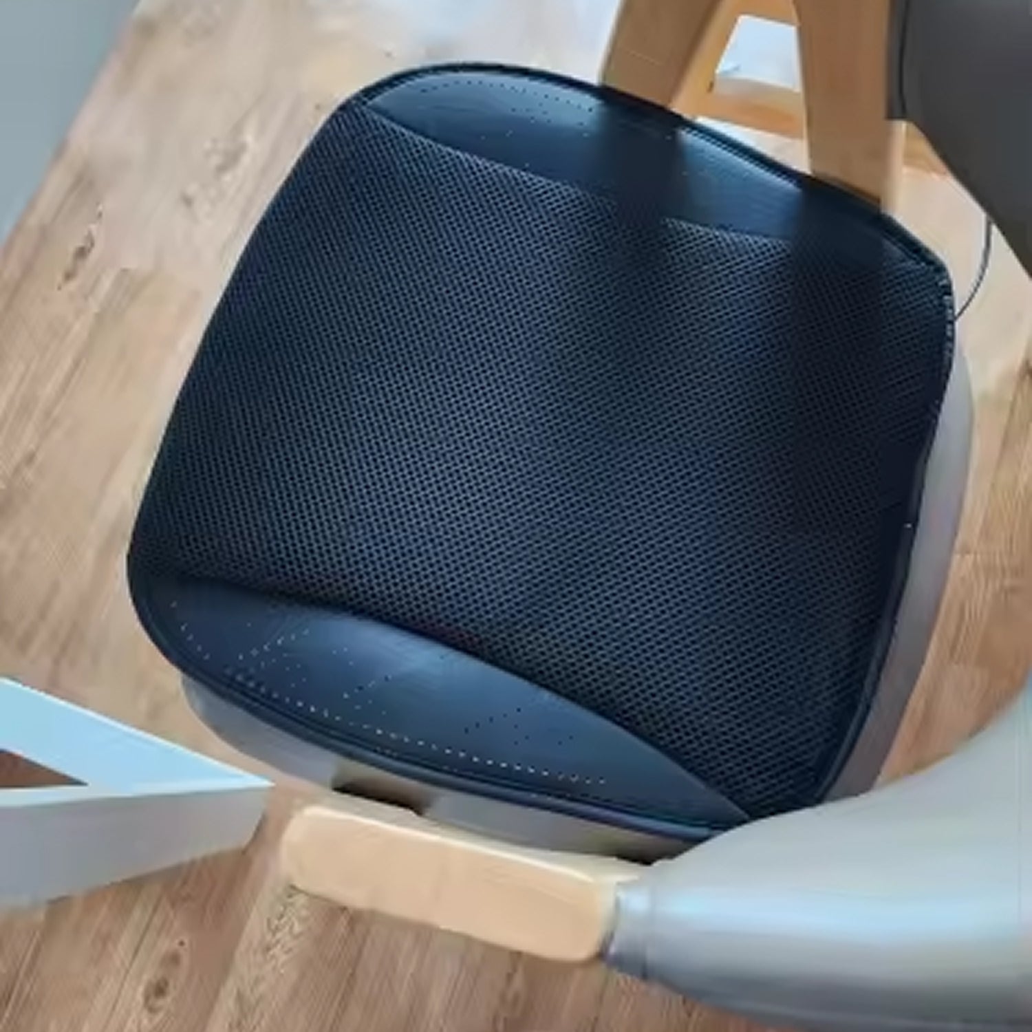 CoolWari Car Cooling Seat Cushion with 8 Built-In Fans